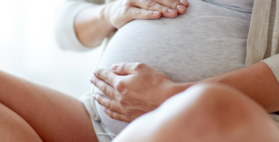Mujer embarazada acariciándose su barriga