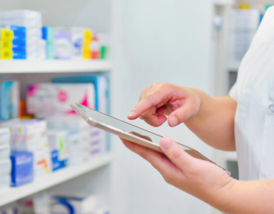 Farmacéutico proporcionando productos médicos a un paciente