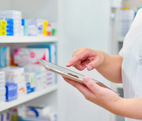 Farmacéutico proporcionando productos médicos a un paciente