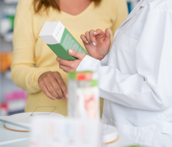 Farmacéutico atendiendo a un paciente